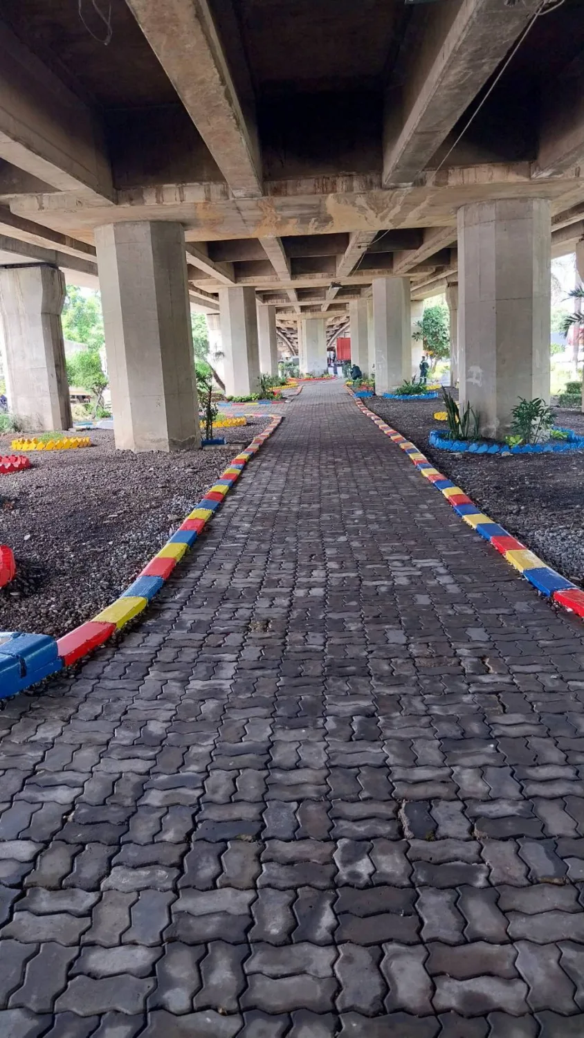 สวนหินใต้สะพานข้ามถนนกาญจนาภิเษก (ติดหูช้าง 2)
