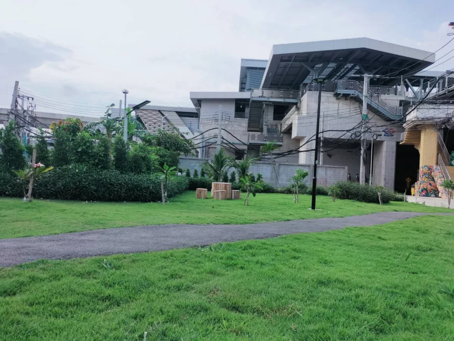 ข้างสถานีรถไฟฟ้า สายสีชมพู ถนนรามอินทรา