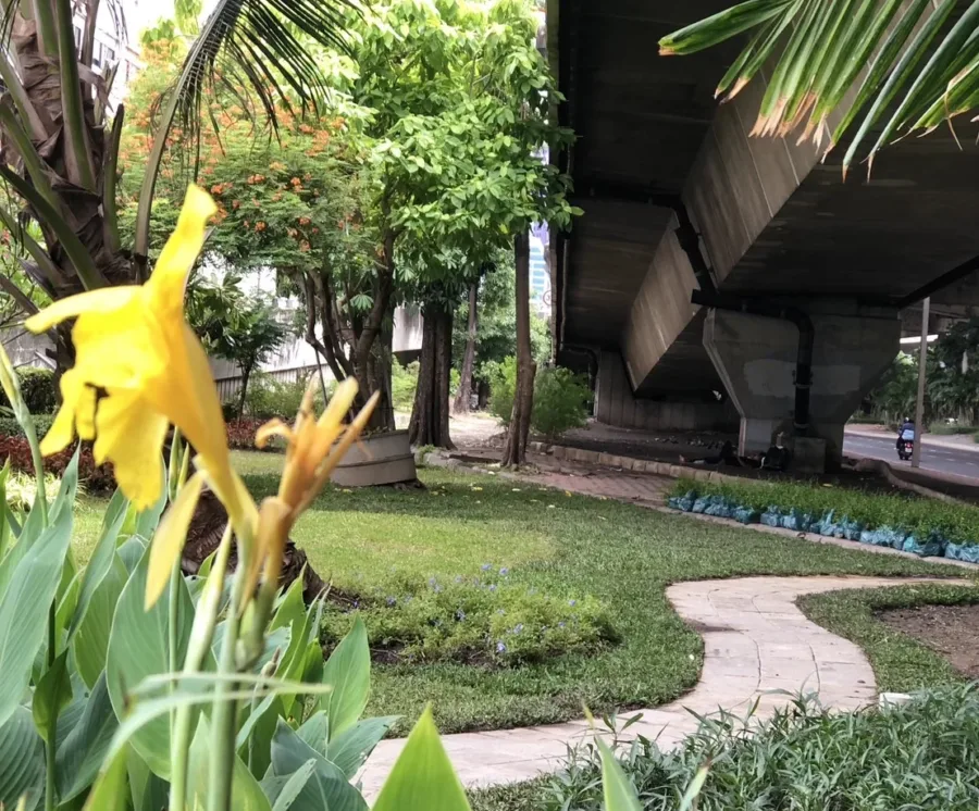 สวน 15 นาที ทางลงทางพิเศษสาทร