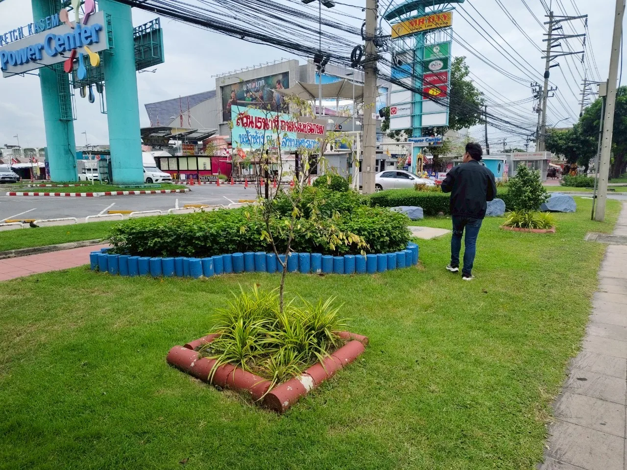 สวน 15 นาที ริมถนนเพชรเกษม หน้าห้างสรรพสินค้า BigC สาขาเพชรเกษม