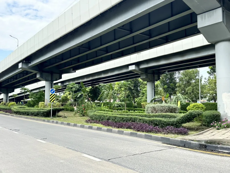 สวนถนนบริเวณใต้สะพานถนนพุทธมณฑล ข้ามถนนบรมราชชนนี