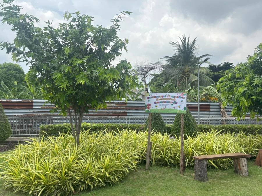 สวนถนนราชพฤกษ์ บริเวณจุดกลับรถ (ช่วงคลองขุนจันทร์) ตัดถนนเลียบทางรถไฟ