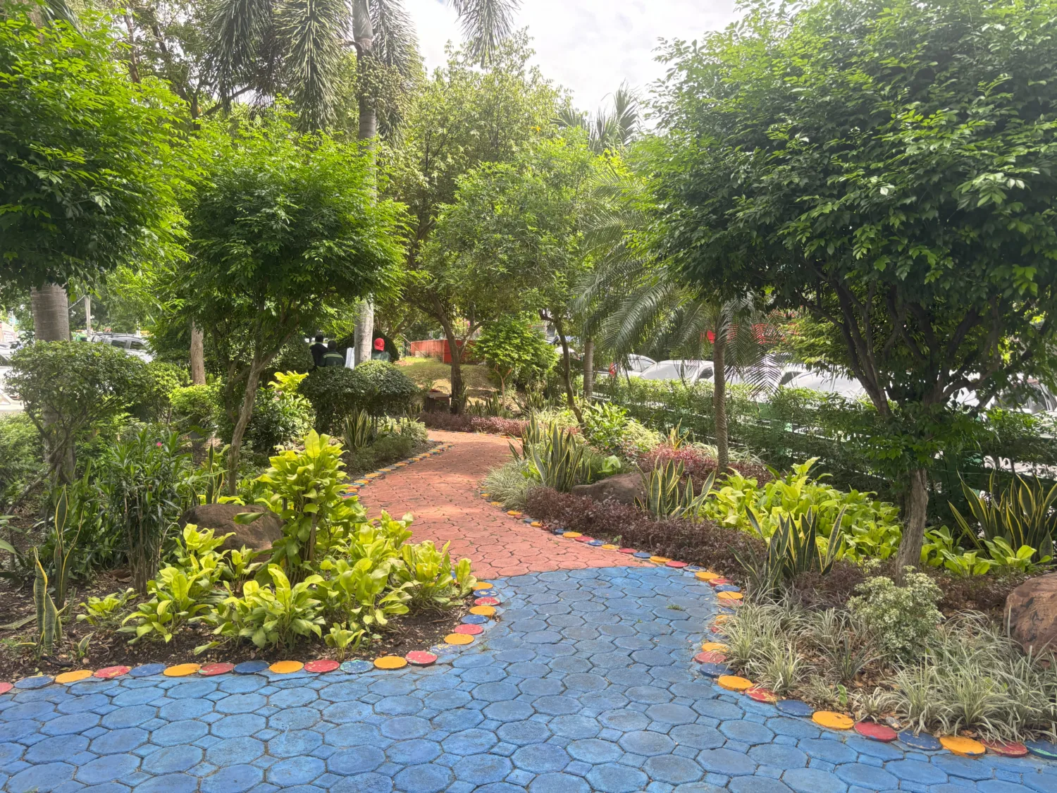 สวนบริเวณหลังป้ายสำนักงานเขต