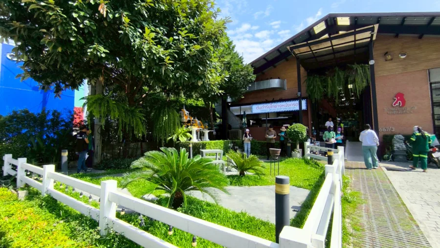 สวนริมถนนลาดกระบัง หน้าร้านป้าแก้ว