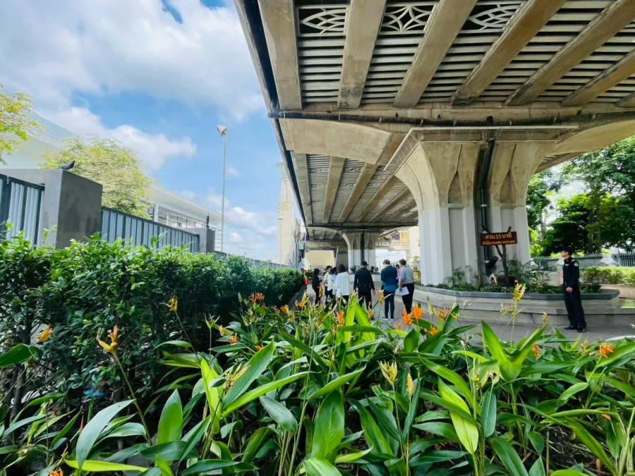 สวนริมแม่น้ำเจ้าพระยา (หน้าธนาคารแห่งประเทศไทย)