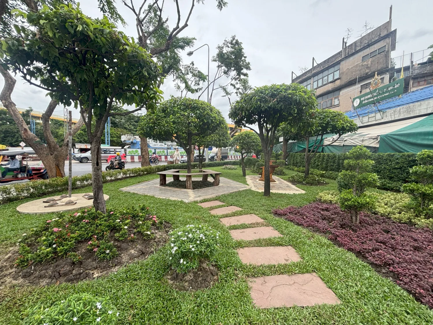 สวนหย่อมข้างตลาดพระ