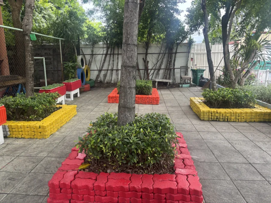 สวนหย่อมชายน้ำตำหนักพระเจ้าเสือ