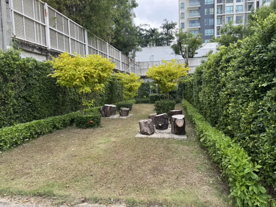 สวนหย่อมซอยสุขุมวิท 62/3 ใกลักกับโรงแรมคอนวีเนียนพาร์ค