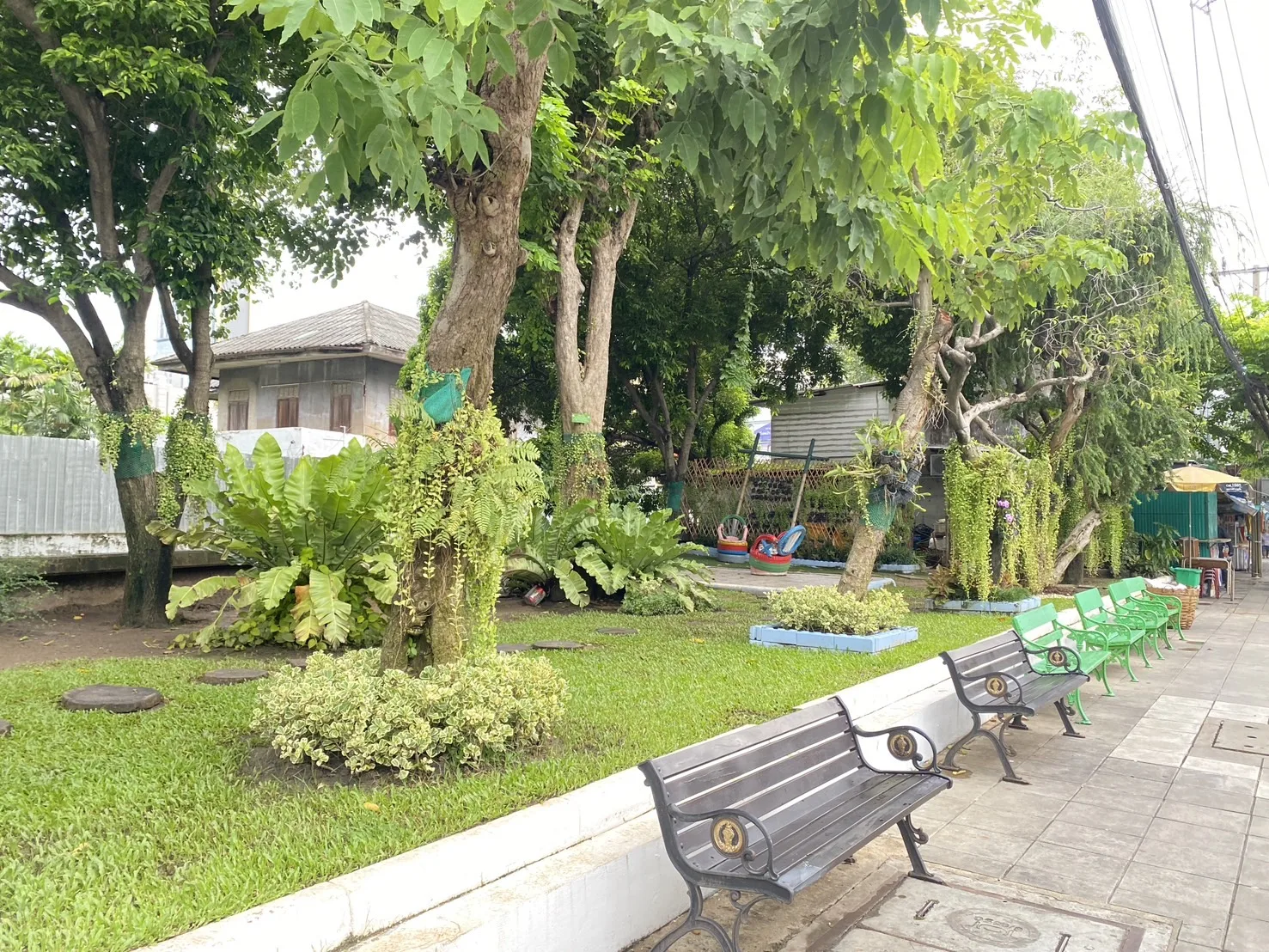 สวนหย่อมตรงข้ามสำนักงานเขต