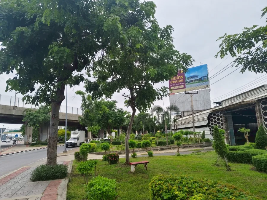 สวนหย่อมฝั่งขาเข้าถนนกาญจนาภิเษก (หูช้าง4)