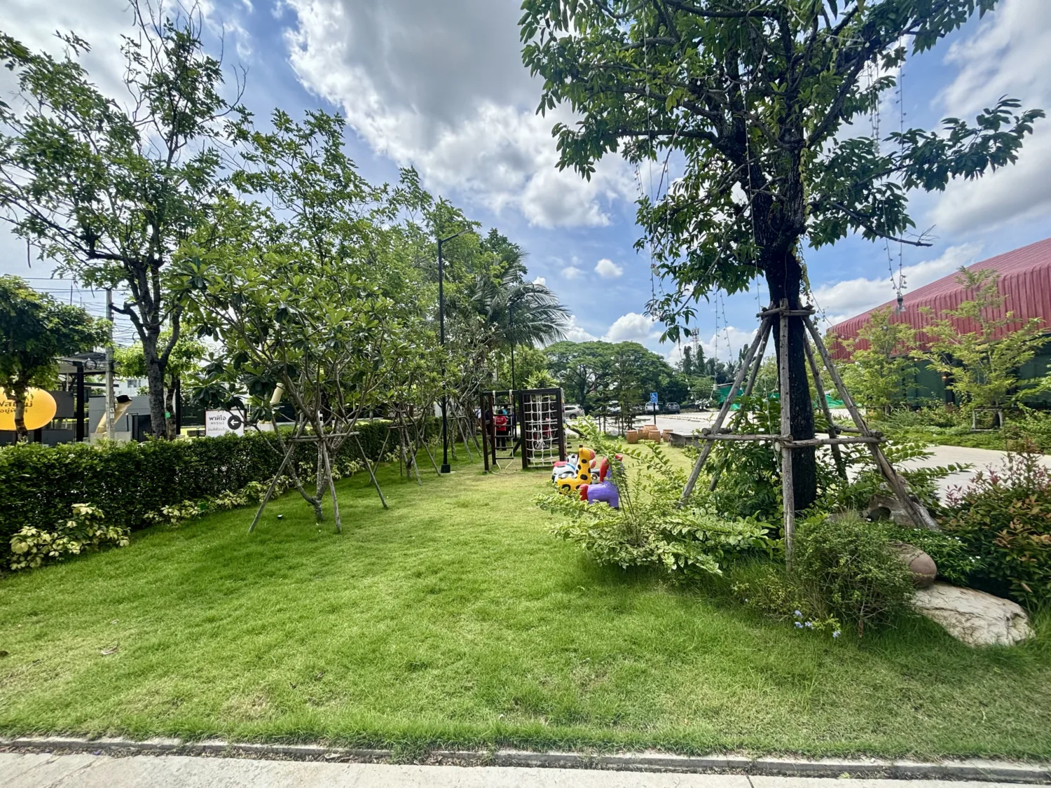 สวนหย่อมร้านอาหารเป็นลาว