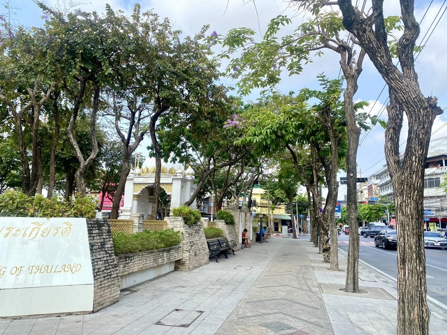 สวนหย่อมสามเหลี่ยมลาดหญ้า