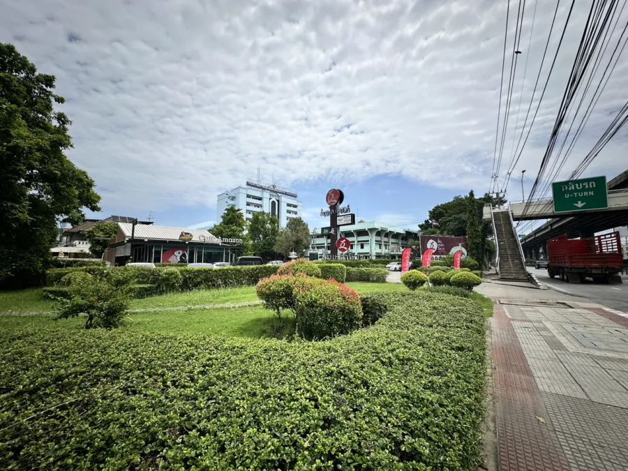 สวนหย่อมสี่มุมถนนบรมราชชนนี