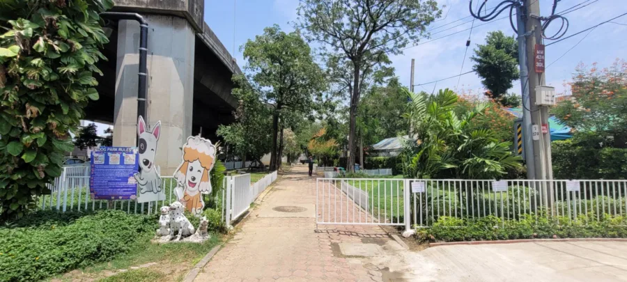 สวนหย่อมสี่แยกถนนเจริญราษฎร์ตัดกับถนนจันทน์ (Dog Park)