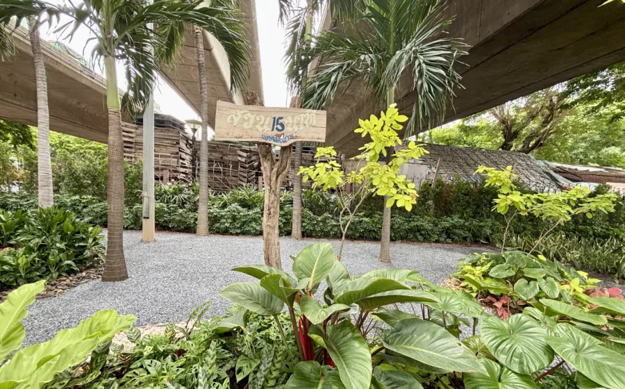 สวนหย่อมหน้าสวนป่าเฉลิมพระเกียรติใต้สะพานสมเด็จพระเจ้าตากสิน