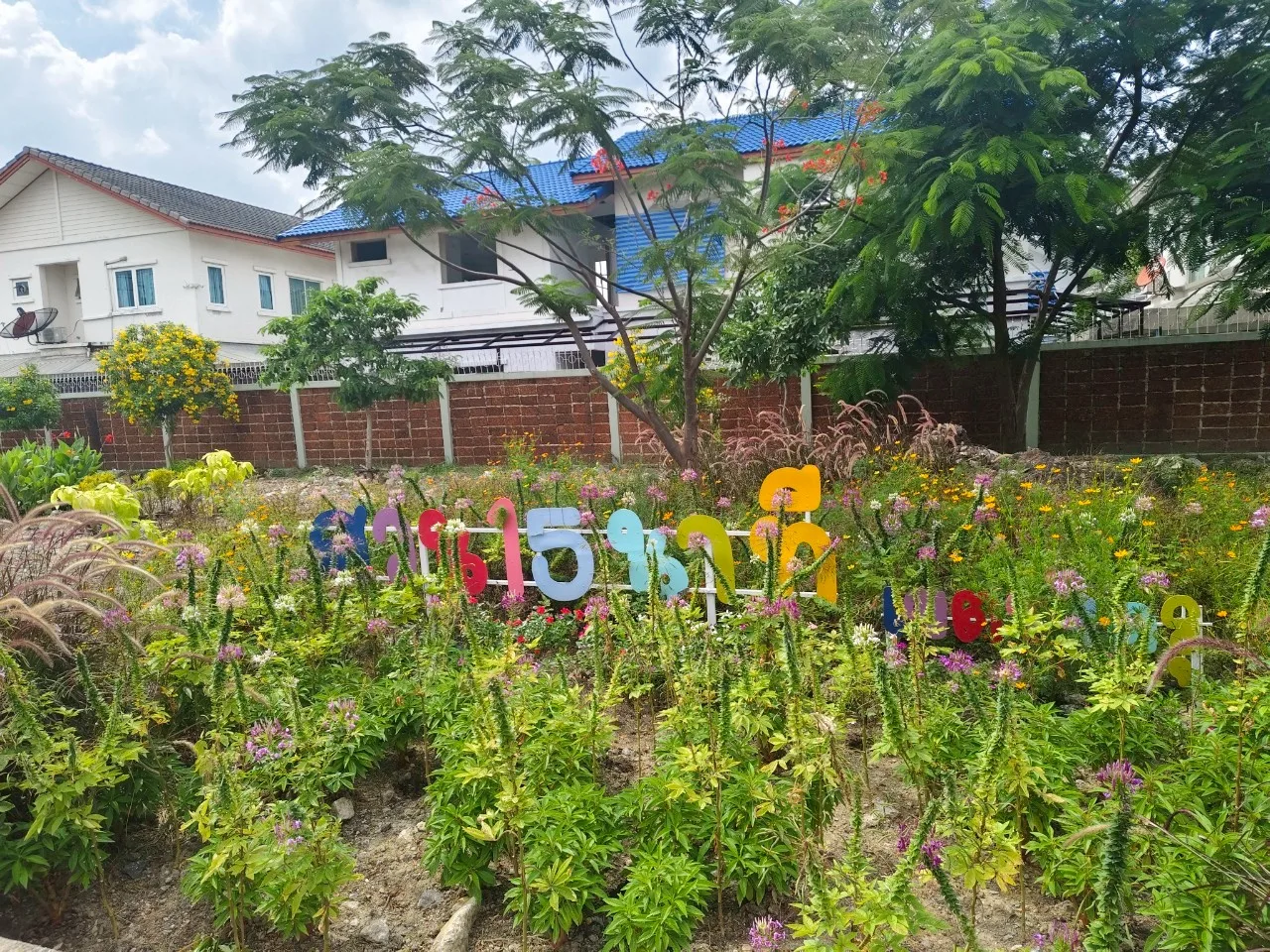 สวนหย่อมหมู่บ้านนริศา ถนนเลียบทางด่วนวงแหวนรอบนอกด้านใต้