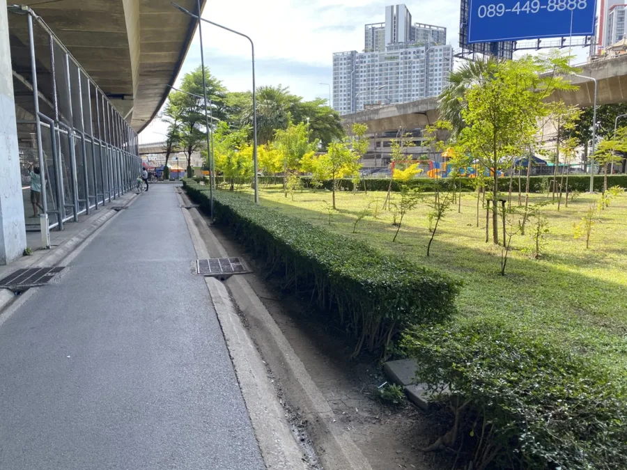 สวนหย่อมและลานกีฬาใต้ทางด่วน ซอยอยู่ดี