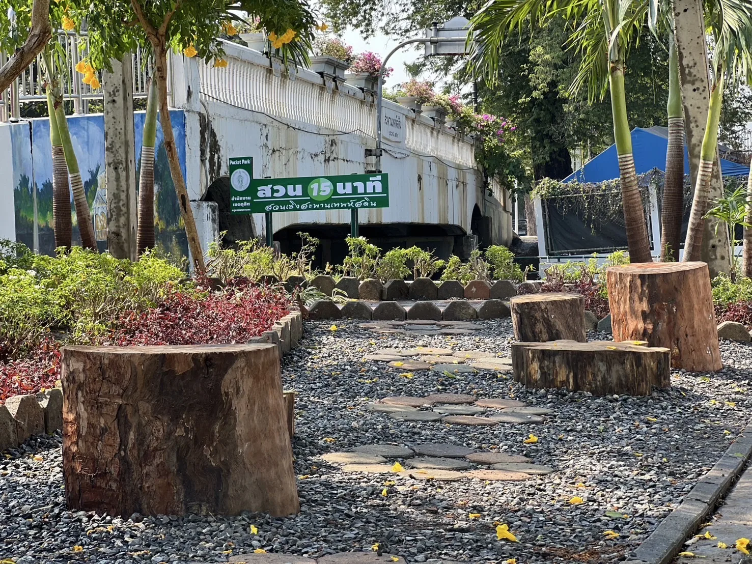 สวนเชิงสะพานเทพหัสดิน