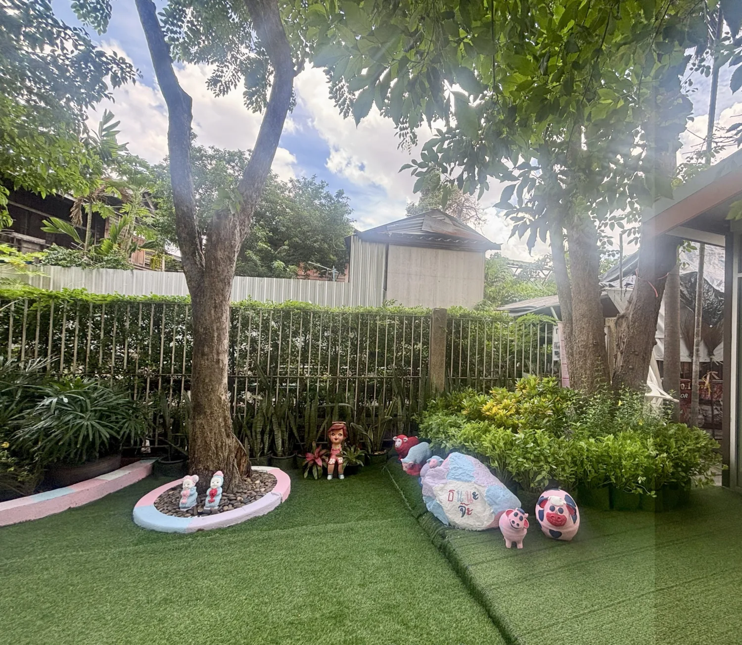 สวนในสำนักงานเขตธนบุรี