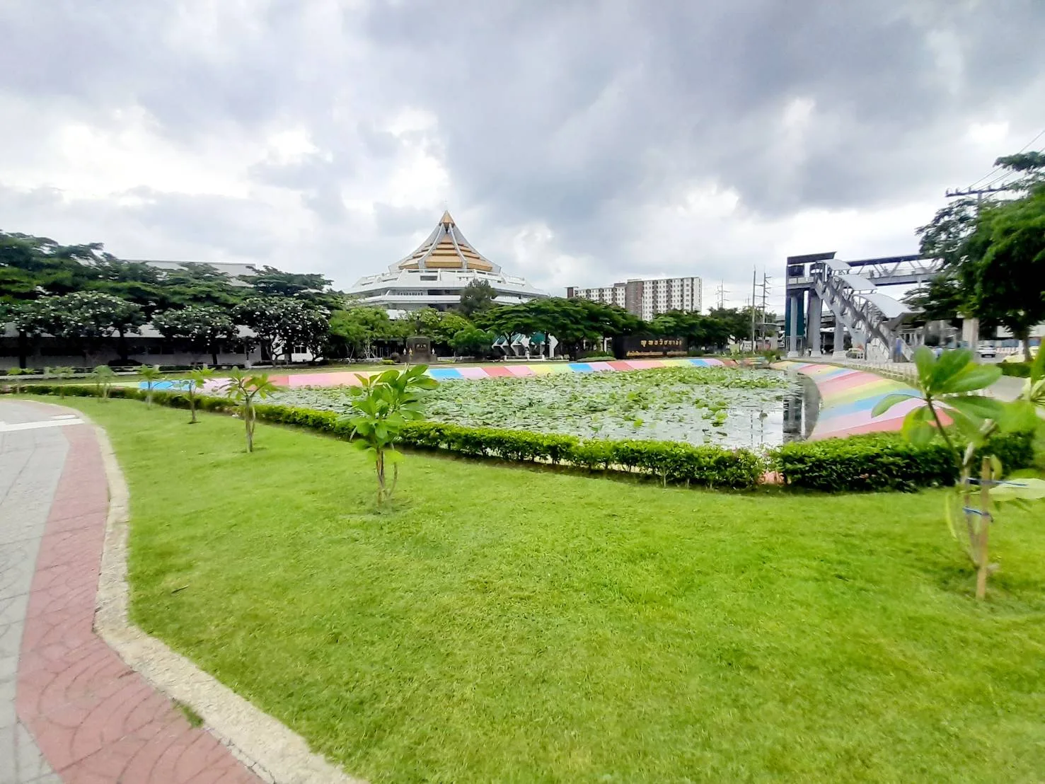 สวนหย่อมหน้าพุทธวิชชาลัย ถนนพหลโยธิน