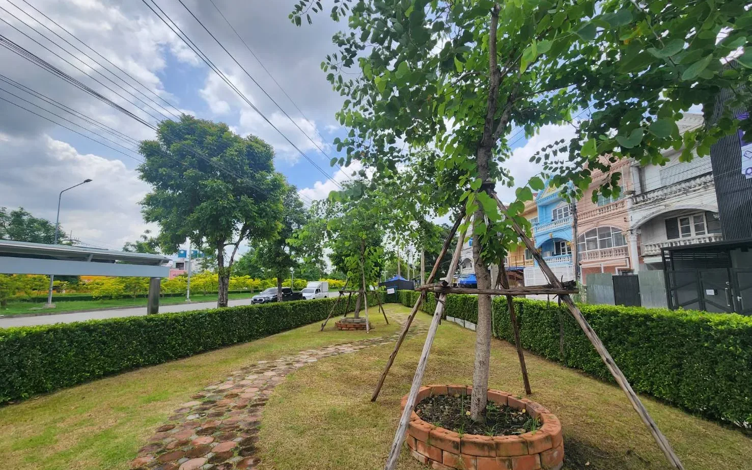 สวนหน้าหมู่บ้านหลุยแกรนซ์เพลส